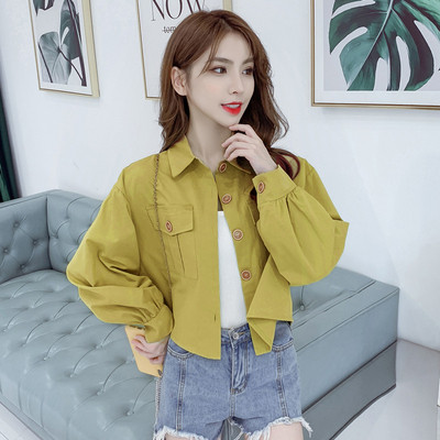 Napi rövid női kabát klasszikus gallérral és hosszú ujjal