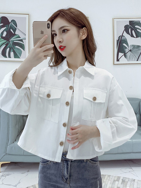 Napi rövid női kabát klasszikus gallérral és hosszú ujjal