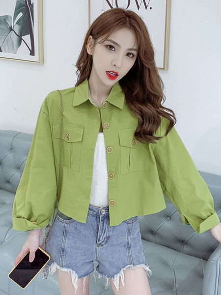 Napi rövid női kabát klasszikus gallérral és hosszú ujjal