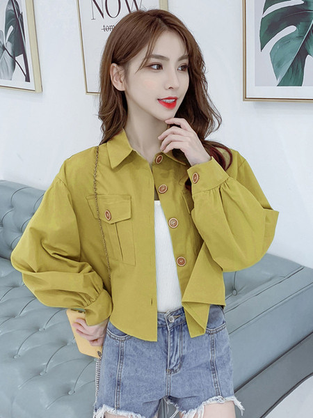 Napi rövid női kabát klasszikus gallérral és hosszú ujjal