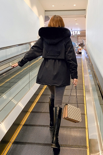 Naiste talvejope suurte taskute ja udusulega kapuutsiga