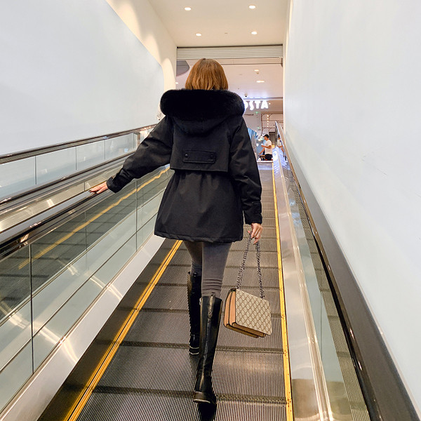 Naiste talvejope suurte taskute ja udusulega kapuutsiga