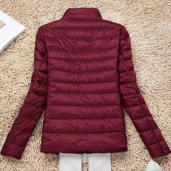 Könnyű női kabát magas gallérral és cipzárral