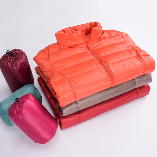 Könnyű női kabát magas gallérral és cipzárral