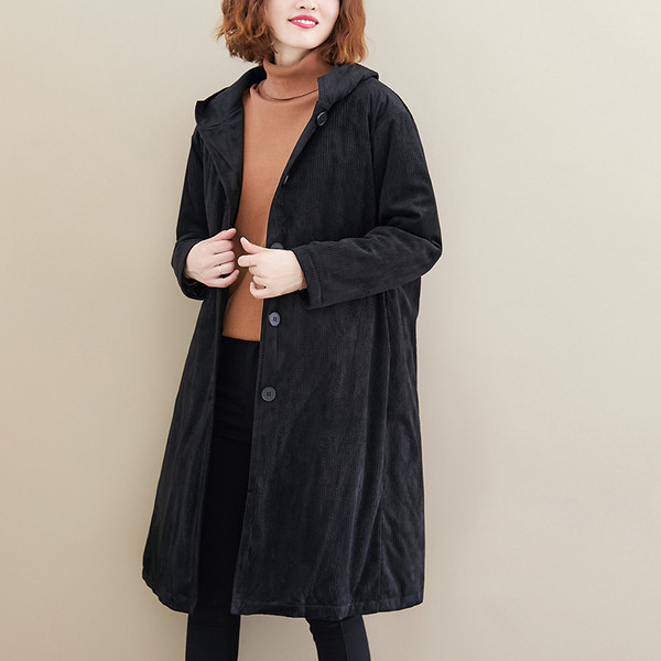 Hosszú női kabát kapucnival és gombokkal