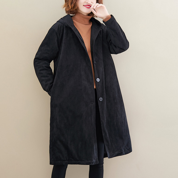 Hosszú női kabát kapucnival és gombokkal