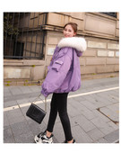 Széles modell téli női kabát kapucnival és zsebekkel