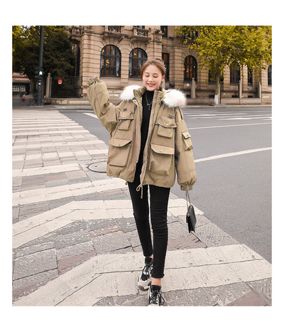 Széles modell téli női kabát kapucnival és zsebekkel