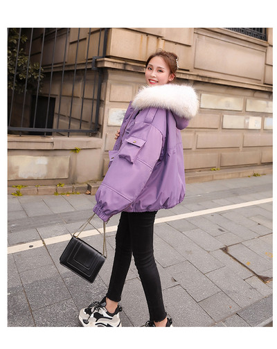 Széles modell téli női kabát kapucnival és zsebekkel