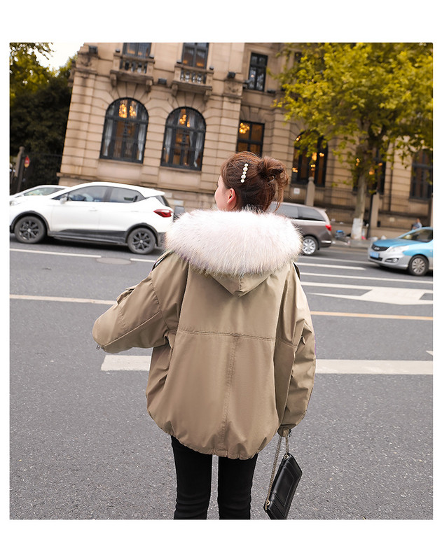 Széles modell téli női kabát kapucnival és zsebekkel