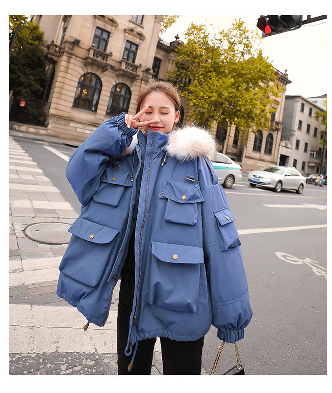 Széles modell téli női kabát kapucnival és zsebekkel