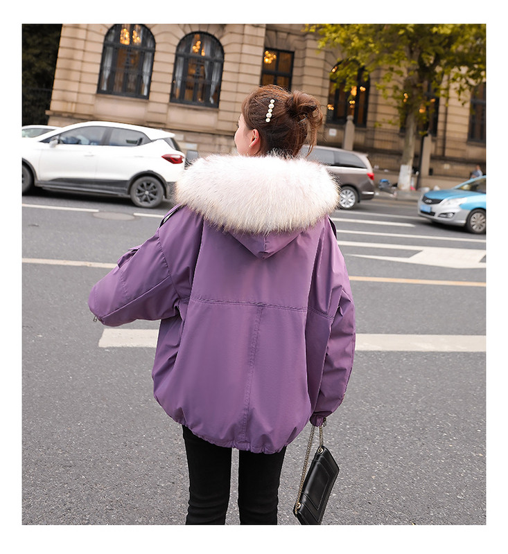 Széles modell téli női kabát kapucnival és zsebekkel