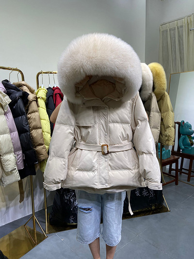 Μοντέρνο χειμερινό γυναικείο μπουφάν με ζώνη στη μέση και κουκούλα