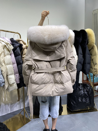 Μοντέρνο χειμερινό γυναικείο μπουφάν με ζώνη στη μέση και κουκούλα