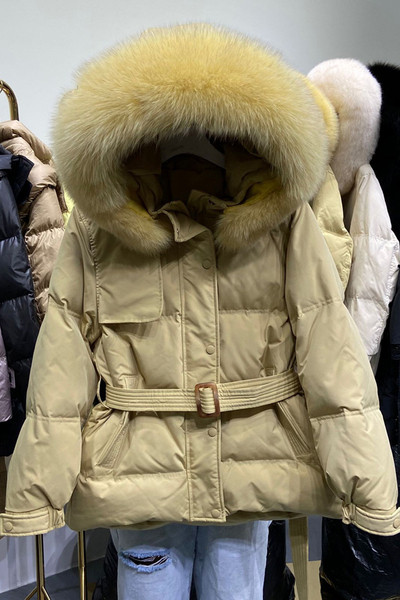 Μοντέρνο χειμερινό γυναικείο μπουφάν με ζώνη στη μέση και κουκούλα