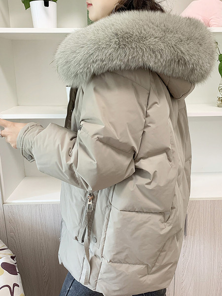 Aktuális téli női kabát széles modell kapucnival és pehellyel