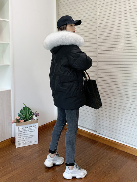 Aktuális téli női kabát széles modell kapucnival és pehellyel