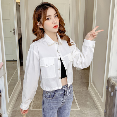 Női alkalmi rövid kabát gallérral és gombokkal