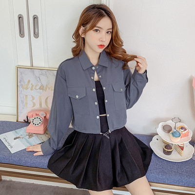 Női alkalmi rövid kabát gallérral és gombokkal