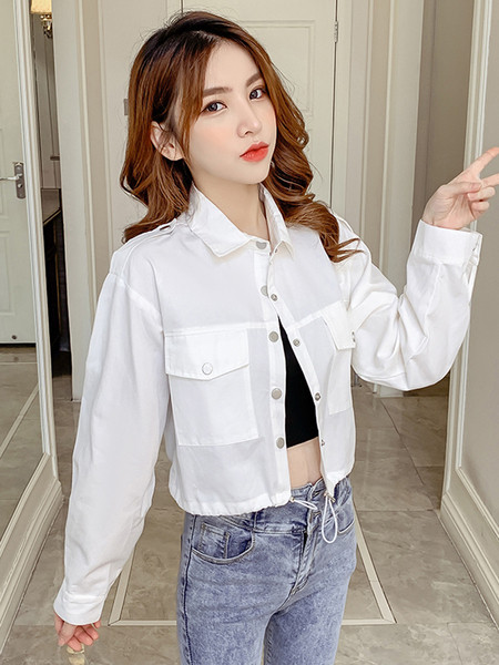 Női alkalmi rövid kabát gallérral és gombokkal