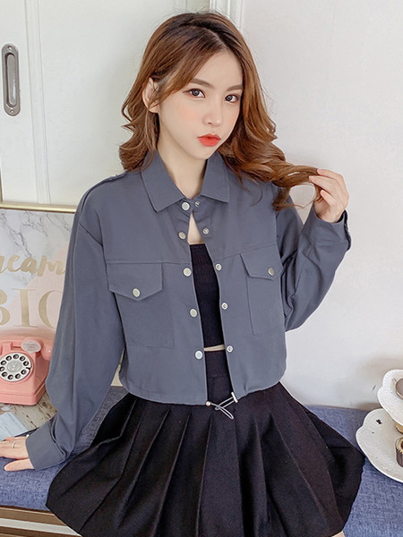 Női alkalmi rövid kabát gallérral és gombokkal