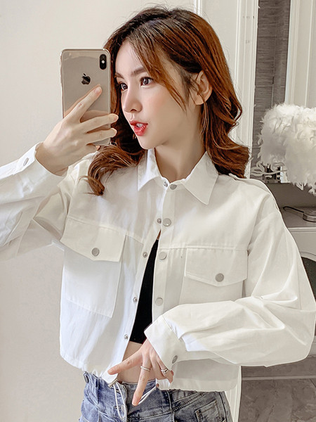 Női alkalmi rövid kabát gallérral és gombokkal