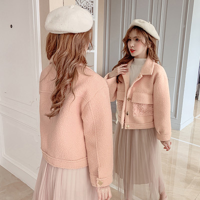 Modern női kabát zsebekkel és gombokkal