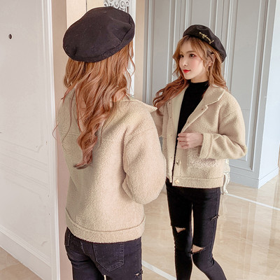 Modern női kabát zsebekkel és gombokkal