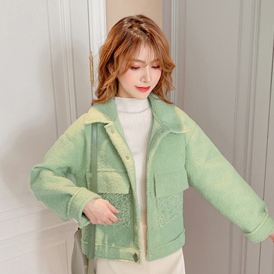 Modern női kabát zsebekkel és gombokkal