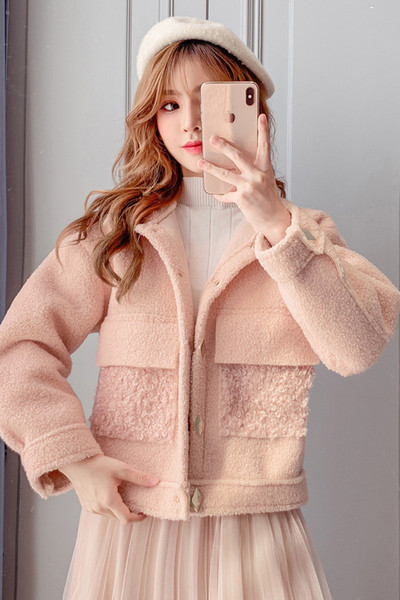 Modern női kabát zsebekkel és gombokkal