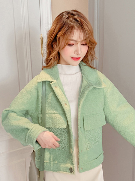 Modern női kabát zsebekkel és gombokkal