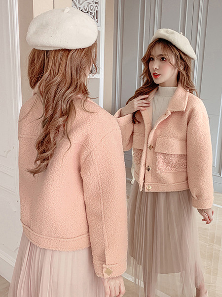 Modern női kabát zsebekkel és gombokkal