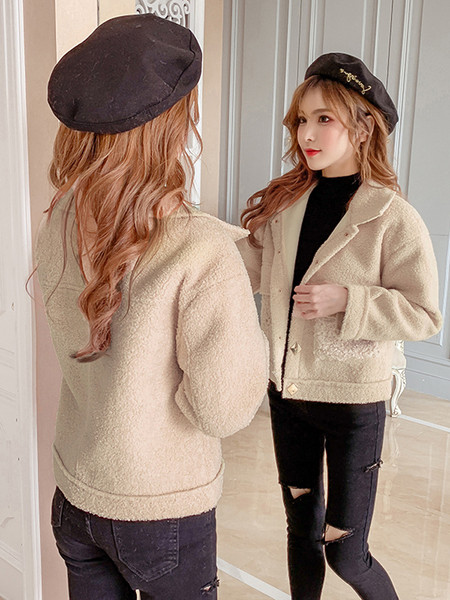 Modern női kabát zsebekkel és gombokkal