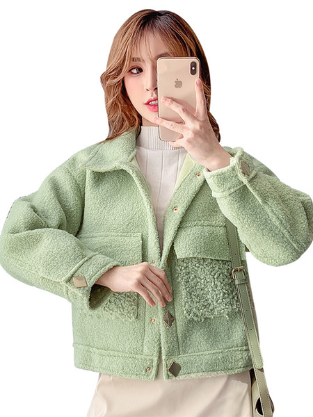 Modern női kabát zsebekkel és gombokkal