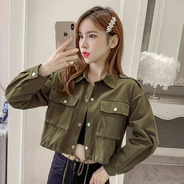 Női alkalmi kabát klasszikus gallérral és zsebekkel