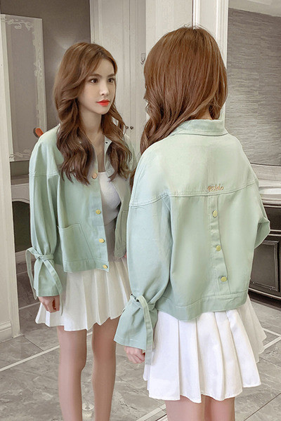 Moodne naiste jakk tikandite ja nööpidega