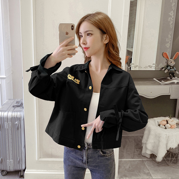 Moodne naiste jakk tikandite ja nööpidega