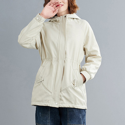 Őszi női kabát kapucnival és zsebekkel