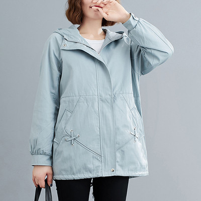 Őszi női kabát kapucnival és zsebekkel