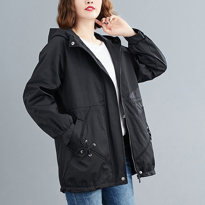 Őszi női kabát kapucnival és zsebekkel