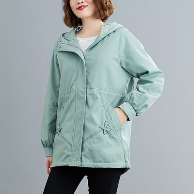 Őszi női kabát kapucnival és zsebekkel