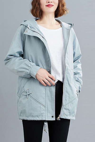 Őszi női kabát kapucnival és zsebekkel