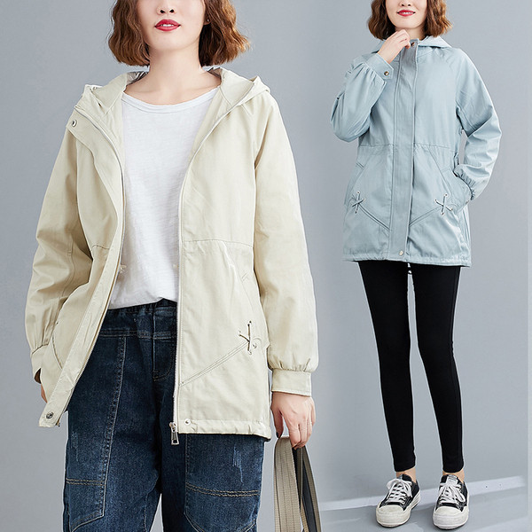 Őszi női kabát kapucnival és zsebekkel