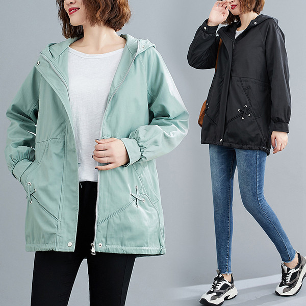 Őszi női kabát kapucnival és zsebekkel