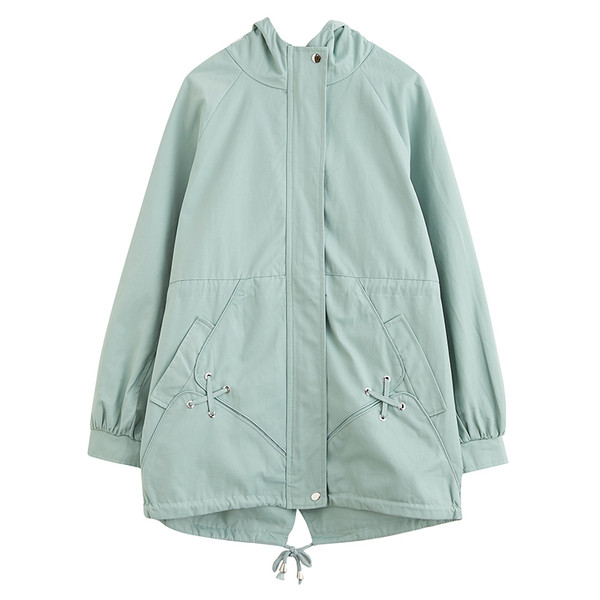 Őszi női kabát kapucnival és zsebekkel