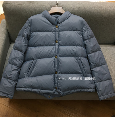 Μοντέρνο ελαφρύ χειμερινό μπουφάν με κουμπιά για γυναίκες