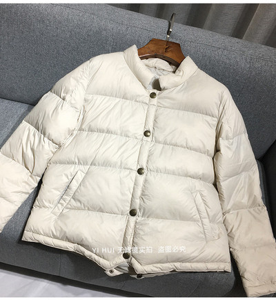 Μοντέρνο ελαφρύ χειμερινό μπουφάν με κουμπιά για γυναίκες