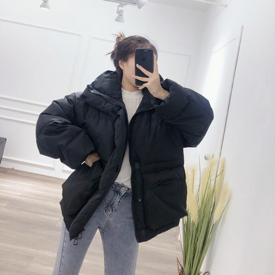 Széles téli női kabát magas gallérral és zsebekkel