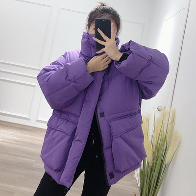 Széles téli női kabát magas gallérral és zsebekkel