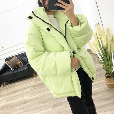 Széles téli női kabát magas gallérral és zsebekkel